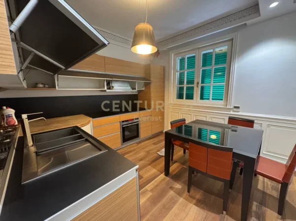 Tirane, jepet me qera apartament 1+1 Kati 2, 75 m² 700 € shkolla e kuqe