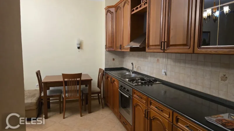 Tirane, jepet me qera apartament 2+1+Ballkon Kati 5, 75 m² 450 € (FRESKU)