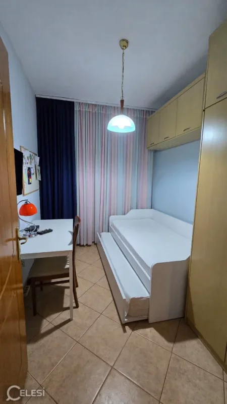 Tirane, jepet me qera apartament 2+1+Ballkon Kati 5, 75 m² 450 € (FRESKU)