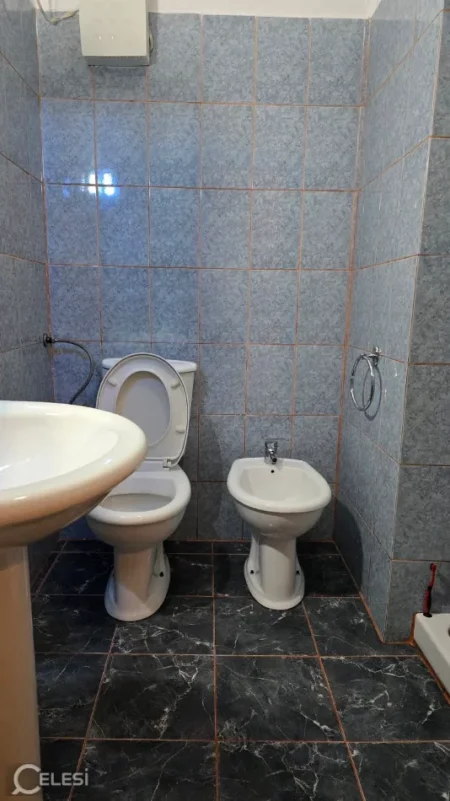 Tirane, jepet me qera apartament 2+1+Ballkon Kati 5, 75 m² 450 € (FRESKU)