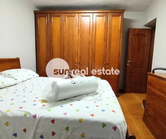 Shkoder, jepet me qera apartament 2+1+Ballkon Kati 1, 70 m² (QENDER)