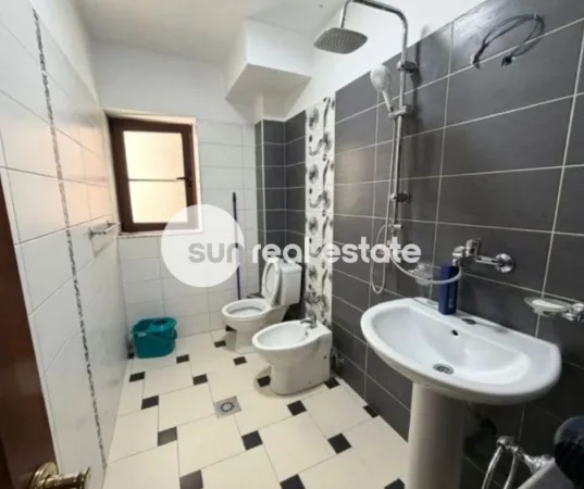 Shkoder, jepet me qera apartament 2+1+Ballkon Kati 1, 70 m² (QENDER)