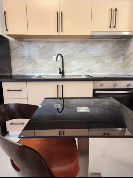 Tirane, jepet me qera apartament 1+1 Kati 4, 45 m² 430 € (Rruga Lluke Kacaj)