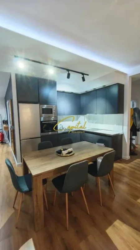 Tirane, jepet me qera apartament 2+1 Kati 7, 105 m² 950 € (KOMUNA E PARISIT)