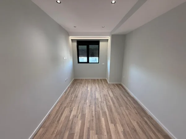 Tirane, jepet me qera ambjent biznesi Kati 8, 172 m² 1.300 € (Urban Gate, Astir)