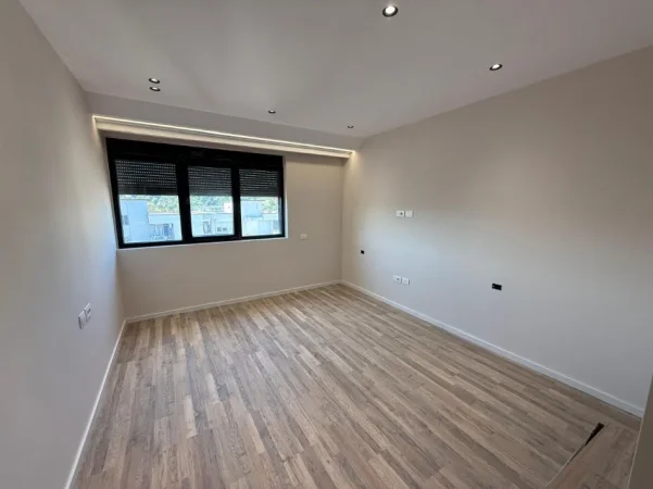 Tirane, jepet me qera ambjent biznesi Kati 8, 172 m² 1.300 € (Urban Gate, Astir)