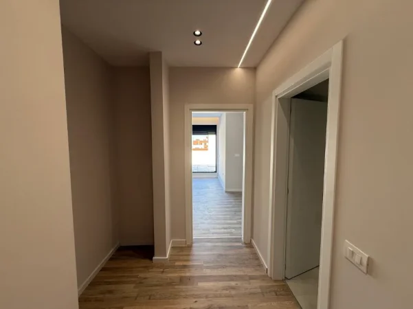 Tirane, jepet me qera ambjent biznesi Kati 8, 172 m² 1.300 € (Urban Gate, Astir)