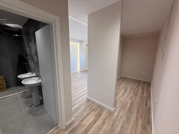 Tirane, jepet me qera ambjent biznesi Kati 8, 172 m² 1.300 € (Urban Gate, Astir)
