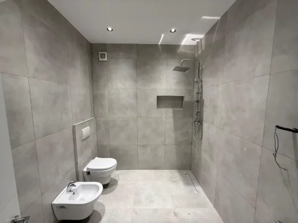 Tirane, jepet me qera ambjent biznesi Kati 8, 172 m² 1.300 € (Urban Gate, Astir)