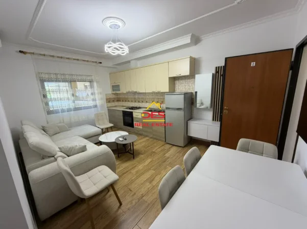 Vlore, jepet me qera apartament 1+1+Ballkon Kati 1, 60 m² 348 € (Rruga Pelivan Leskaj)