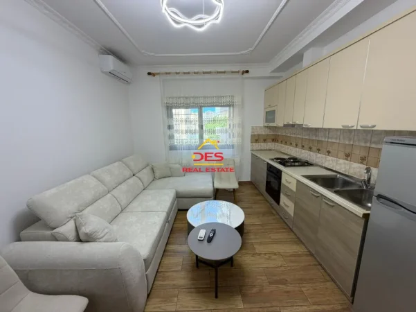 Vlore, jepet me qera apartament 1+1+Ballkon Kati 1, 60 m² 348 € (Rruga Pelivan Leskaj)