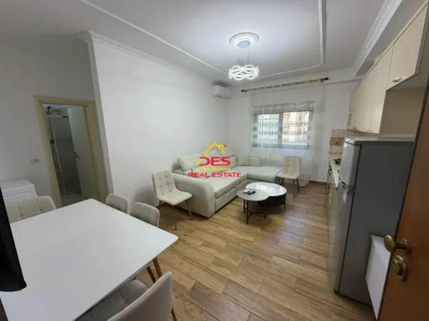 Vlore, jepet me qera apartament 1+1+Ballkon Kati 1, 60 m² 348 € (Rruga Pelivan Leskaj)