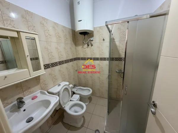 Vlore, jepet me qera apartament 1+1+Ballkon Kati 1, 60 m² 348 € (Rruga Pelivan Leskaj)