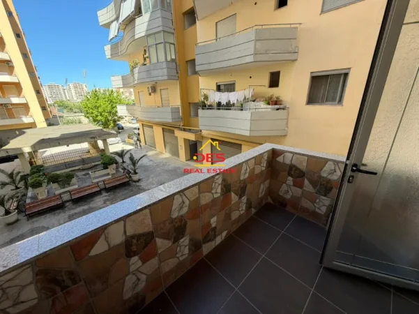 Vlore, jepet me qera apartament 1+1+Ballkon Kati 1, 60 m² 348 € (Rruga Pelivan Leskaj)