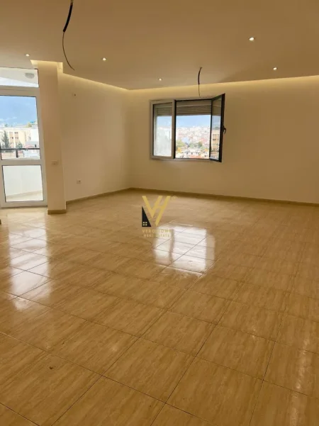 Tirane, jepet me qera zyre Kati 6, 190 m² 2.000 € (AIR ALBANIA)