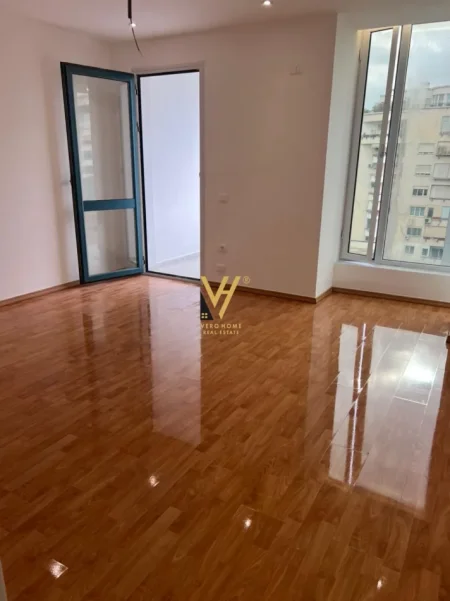 Tirane, jepet me qera zyre Kati 6, 190 m² 2.000 € (AIR ALBANIA)