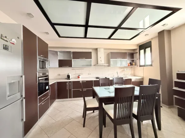 Vlore, jepet me qera apartament 2+1 Kati 5, 80 m² 500 € (VLORE)