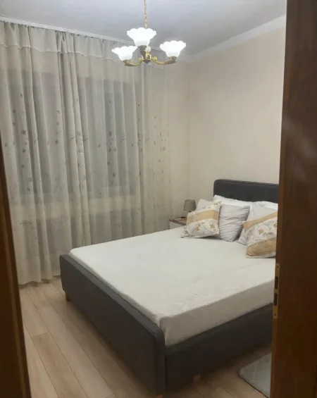 Tirane, jepet me qera apartament 3+1 Kati 3, 100 m² 1.000 € (PRANE GJYKATES SE LARTE)