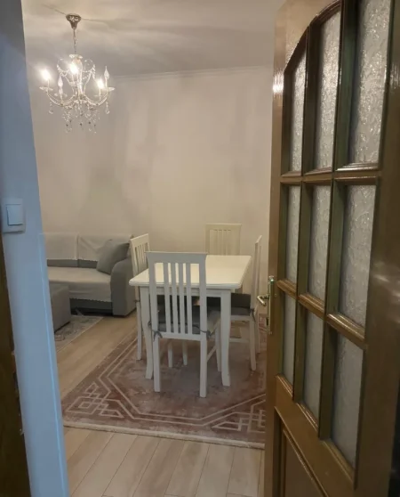 Tirane, jepet me qera apartament 3+1 Kati 3, 100 m² 1.000 € (PRANE GJYKATES SE LARTE)
