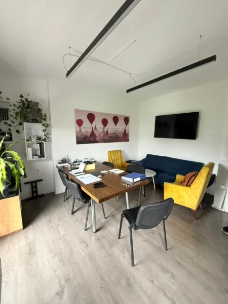 Tirane, jepet me qera zyre Kati 9, 125 m² 900 € 