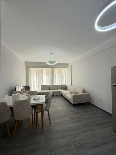 Tirane, jepet me qera apartament 1+1 , 70 m² 500 € (Yzberisht)