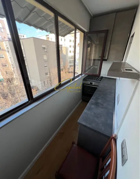 Tirane, jepet me qera apartament 1+1 Kati 4, 70 m² 600 € (21 DHJETORI)