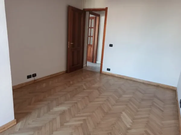 Tirane, jepet me qera zyre Kati 7, 130 m² 1.800 € (Torre Drin)