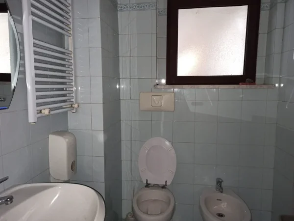 Tirane, jepet me qera zyre Kati 7, 130 m² 1.800 € (Torre Drin)