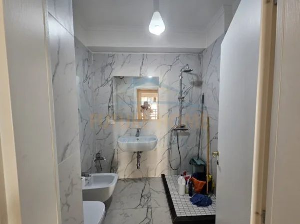 Tirane, jepet me qera apartament 2+1+2 Kati 4, 107 m² 750 € (Selvia, shkolla Partizani)