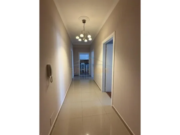 Tirane, jepet me qera apartament 2+1+2 Kati 4, 107 m² 750 € (Selvia, shkolla Partizani)