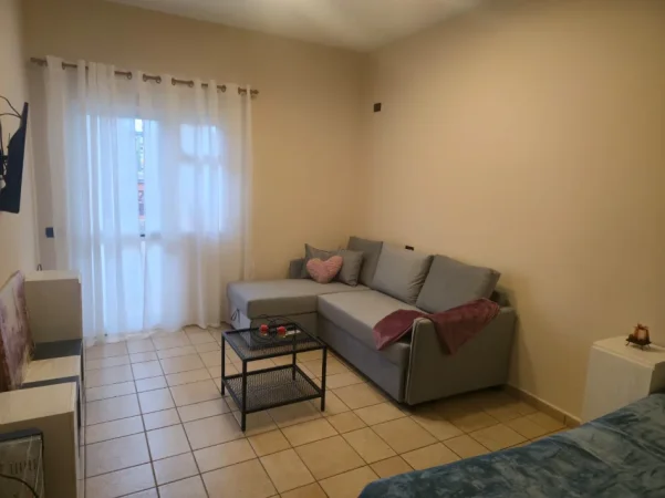 Tirane, jepet me qera apartament 1+1+Aneks+Ballkon Kati 4, 65 m² 450 € (pallati me shigjeta)