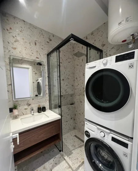 Tirane, jepet me qera apartament 2+1 Kati 1, 85 m² 1.000 € (Rruga Xhanfize Keko)