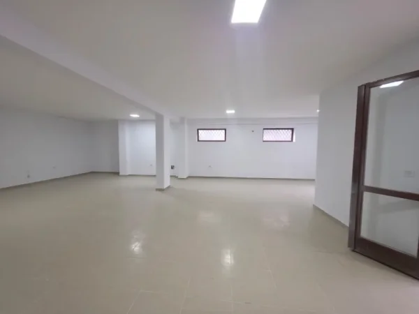 Tirane, jepet me qera ambjent biznesi Kati 0, 90 m² 800 € (Kopeshti Botanik)