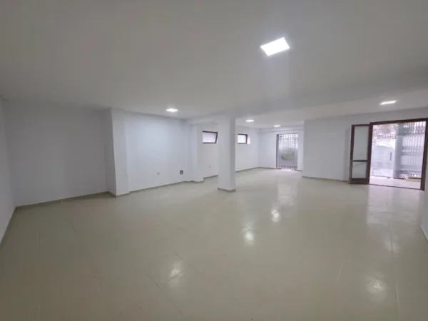 Tirane, jepet me qera ambjent biznesi Kati 0, 90 m² 800 € (Kopeshti Botanik)