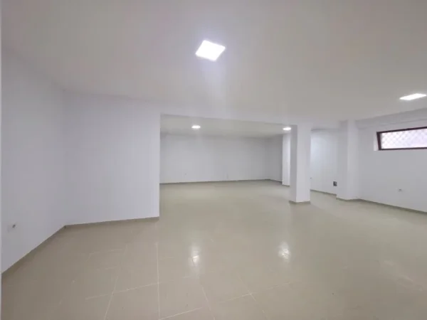 Tirane, jepet me qera ambjent biznesi Kati 0, 90 m² 800 € (Kopeshti Botanik)