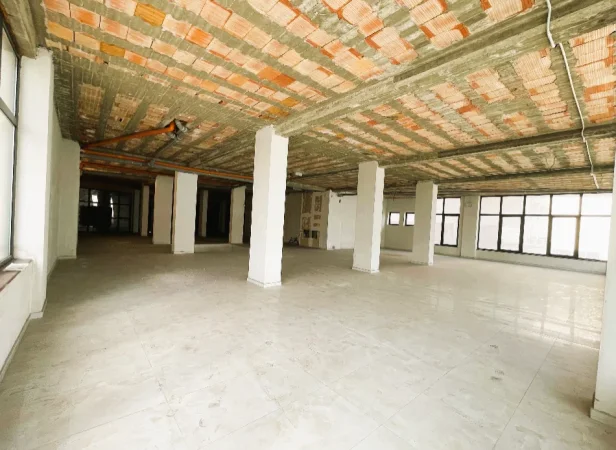 Tirane, jepet me qera ambjent biznesi , 1.380 m² 10.000 € 