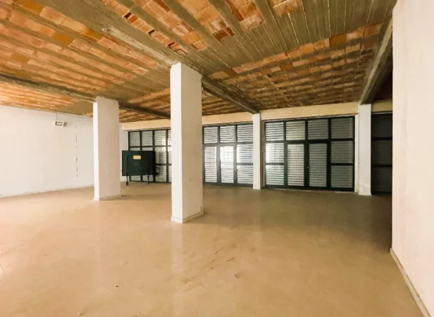 Tirane, jepet me qera ambjent biznesi , 1.380 m² 10.000 € 