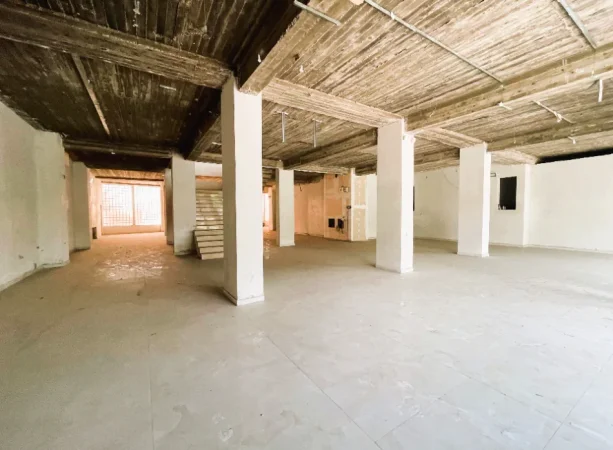 Tirane, jepet me qera ambjent biznesi , 1.380 m² 10.000 € 