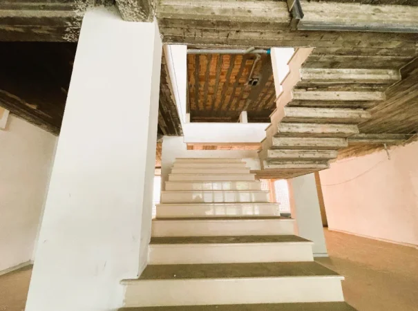Tirane, jepet me qera ambjent biznesi , 1.380 m² 10.000 € 