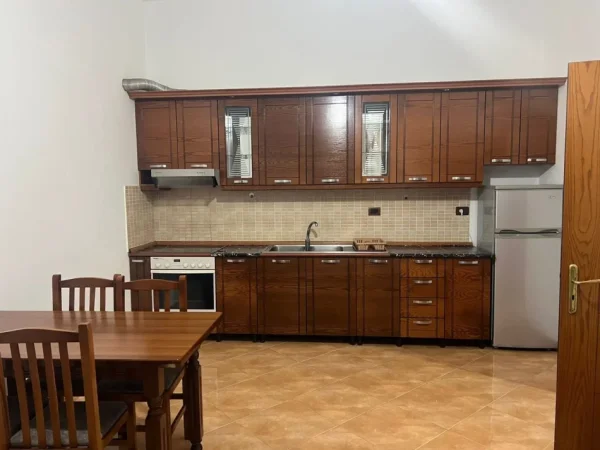 Tirane, jepet me qera apartament 1+1 Kati 1, 70 m² 300 € (Qyteti Studenti)
