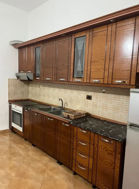 Tirane, jepet me qera apartament 1+1 Kati 1, 70 m² 300 € (Qyteti Studenti)