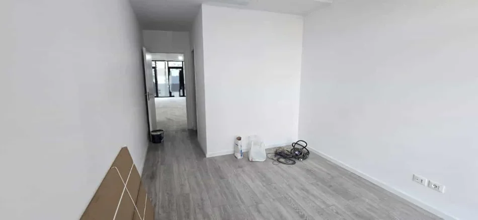 Tirane, jepet me qera zyre Kati 1, 87 m² 1.500 € (Liqeni artificial)