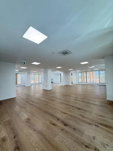 Tirane, jepet me qera zyre Kati 2, 1.136 m² 11.000 € 