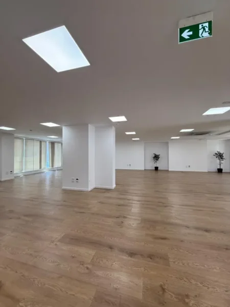 Tirane, jepet me qera zyre Kati 2, 1.136 m² 11.000 € 