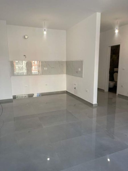 Tirane, jepet me qera ambjent biznesi Kati 1, 75 m² 600 Euro