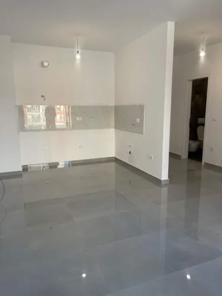 Tirane, jepet me qera ambjent biznesi Kati 1, 75 m² 600 Euro