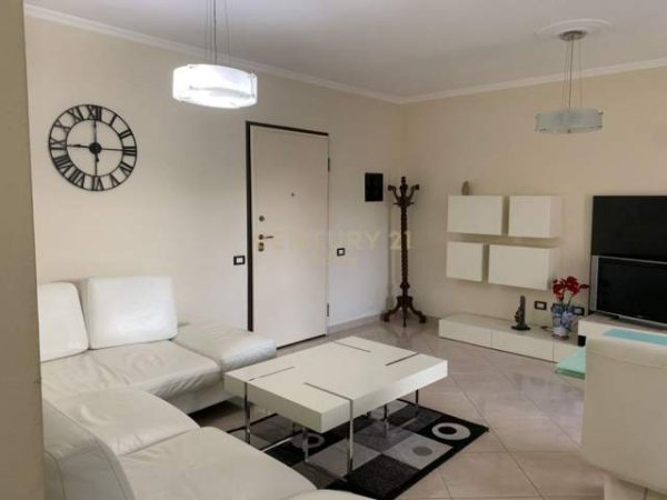 Tirane, jepet me qera apartament 102 m² 550 Euro (liqeni)