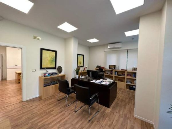 Tirane, jepet me qera zyre Kati 2, 200 m² 4.000 Euro (Ibrahim Rugova)
