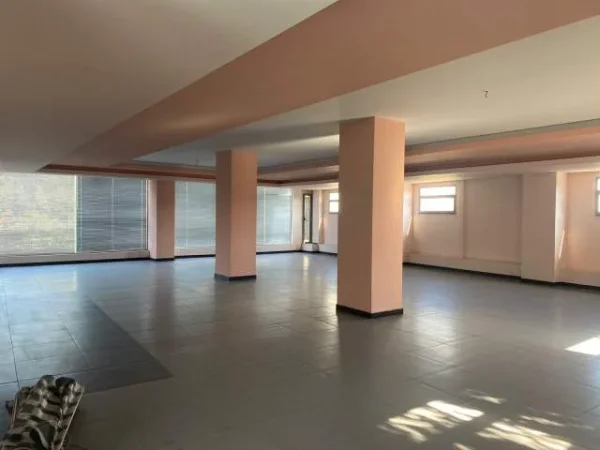 Tirane, jepet me qera ambjent biznesi Kati 2, 150 m² 2.000 Euro (Rruga Siri Kodra)