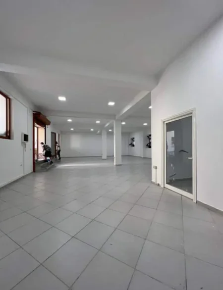 Tirane, jepet me qera ambjent biznesi Kati 0, 260 m² 1.300 Euro (DON BOSKO)